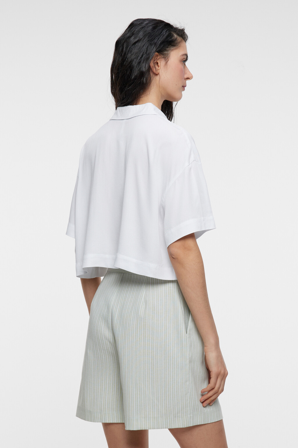 Блузка-рубашка вискозная с карманом и короткими рукавами - цвет белый - 3