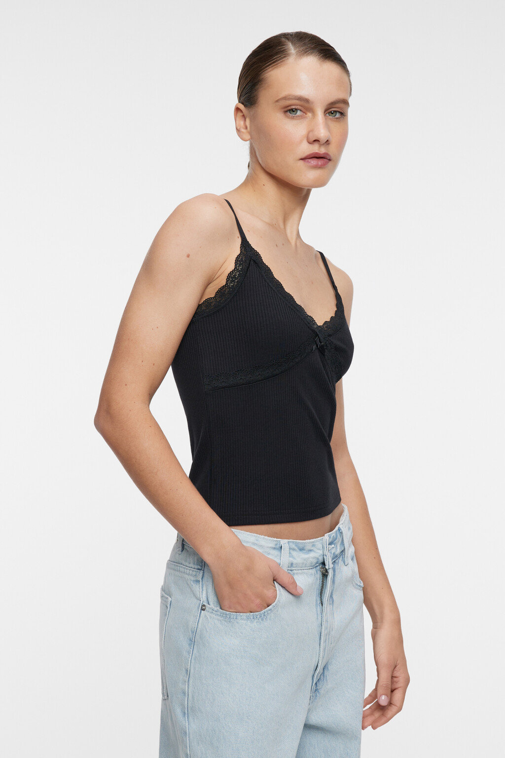Блузка-майка облегающая на тонких бретельках с кружевом - цвет черный - 2
