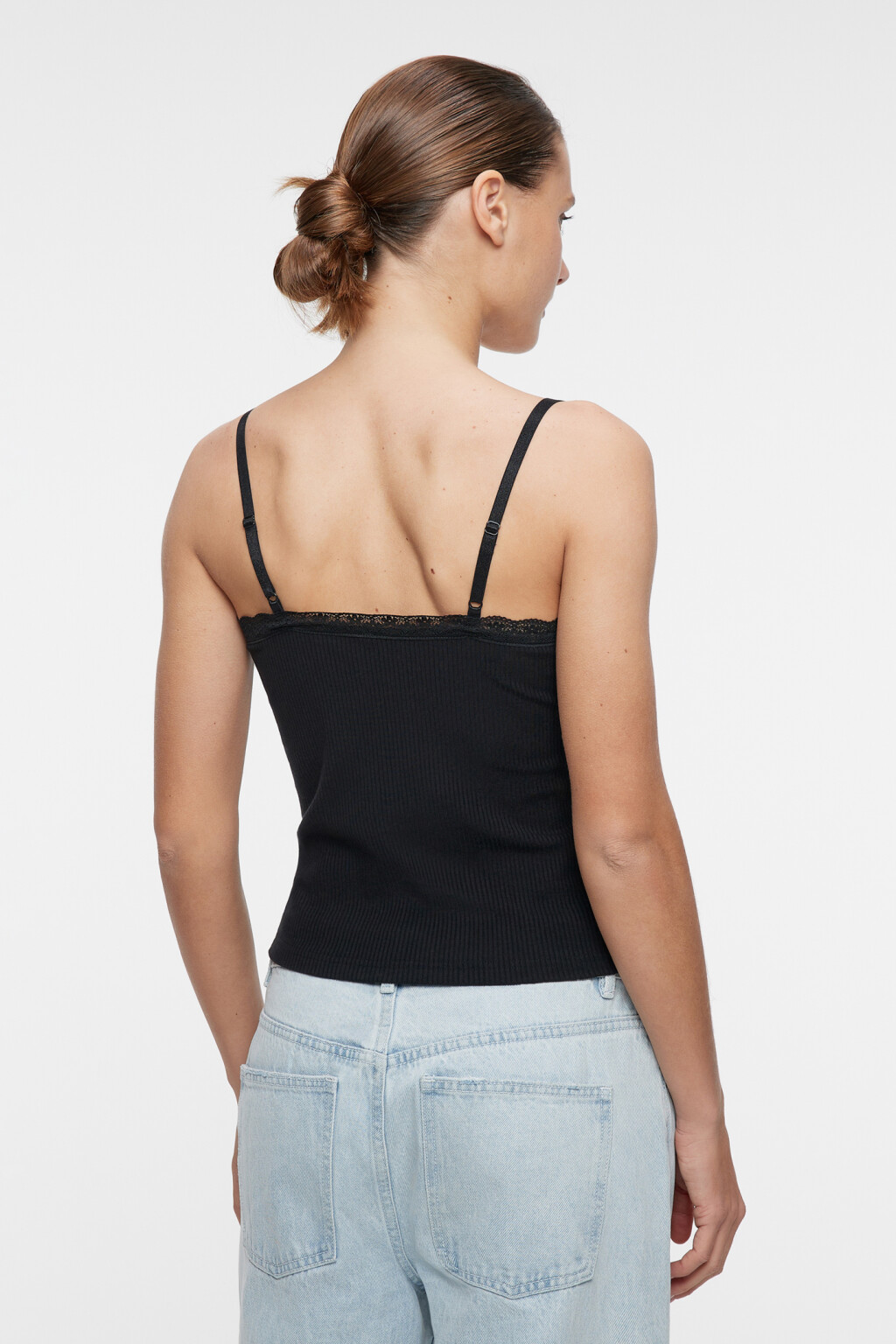 Блузка-майка облегающая на тонких бретельках с кружевом - цвет черный - 3