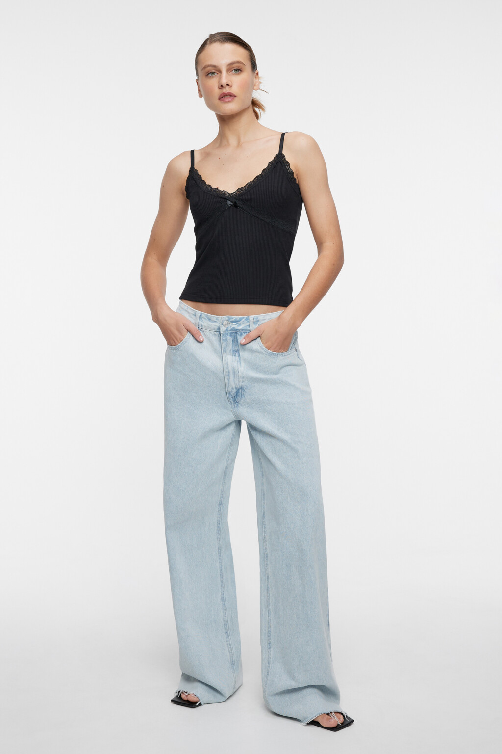 Блузка-майка облегающая на тонких бретельках с кружевом - цвет черный - 4