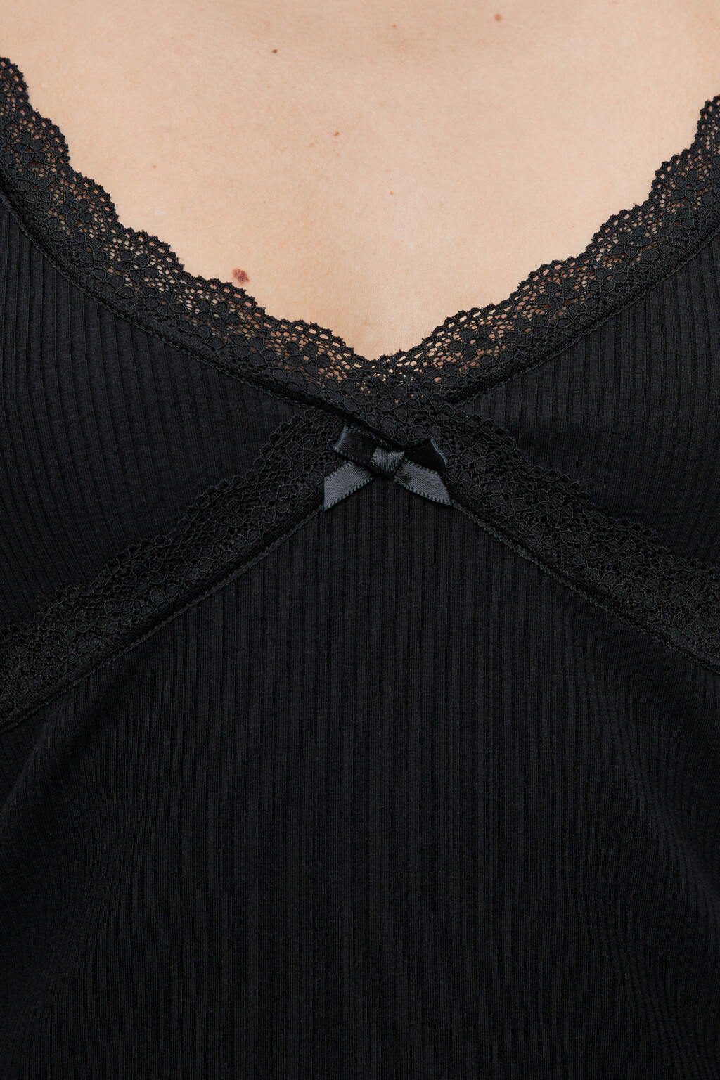 Блузка-майка облегающая на тонких бретельках с кружевом - цвет черный - 5