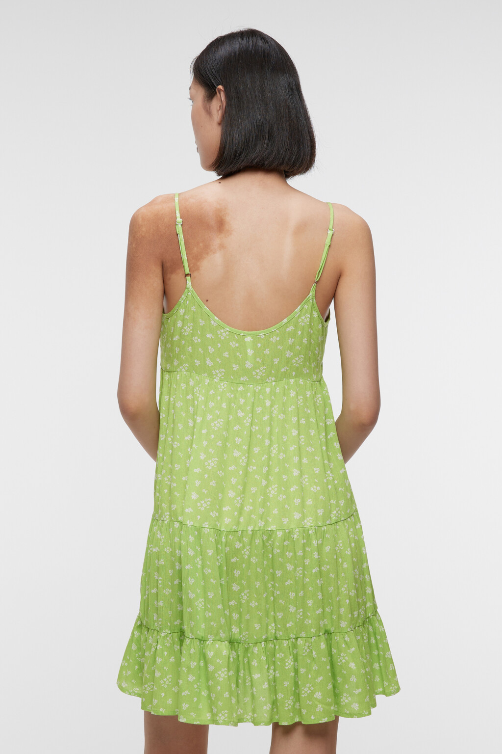 Сарафан-трапеция мини вискозный с ярусной юбкой - цвет зеленый - 3
