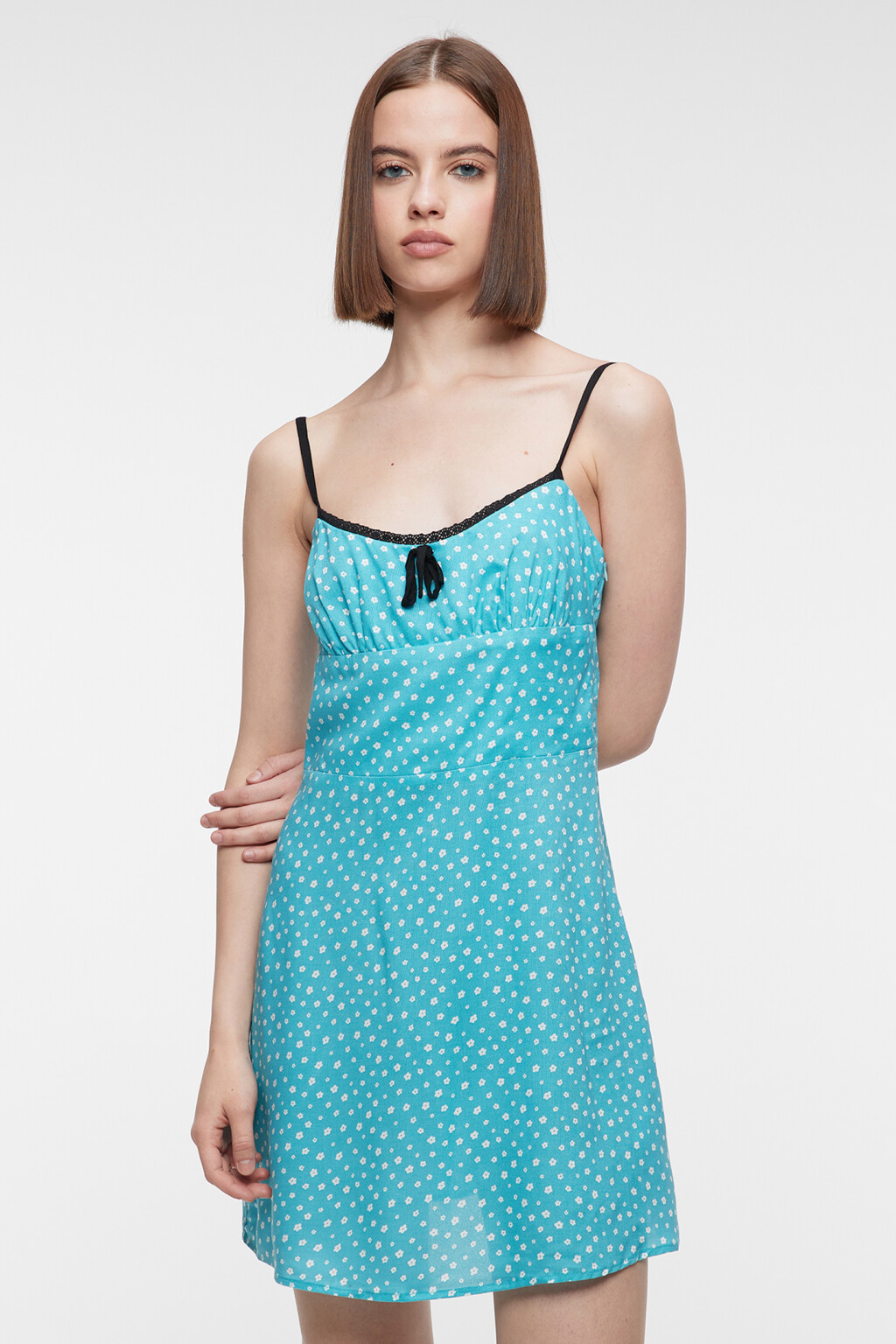 Сарафан мини вискозный с кружевом и бантиком на груди - цвет голубой - 2
