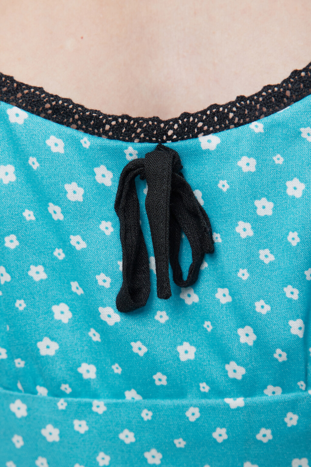 Сарафан мини вискозный с кружевом и бантиком на груди - цвет голубой - 5