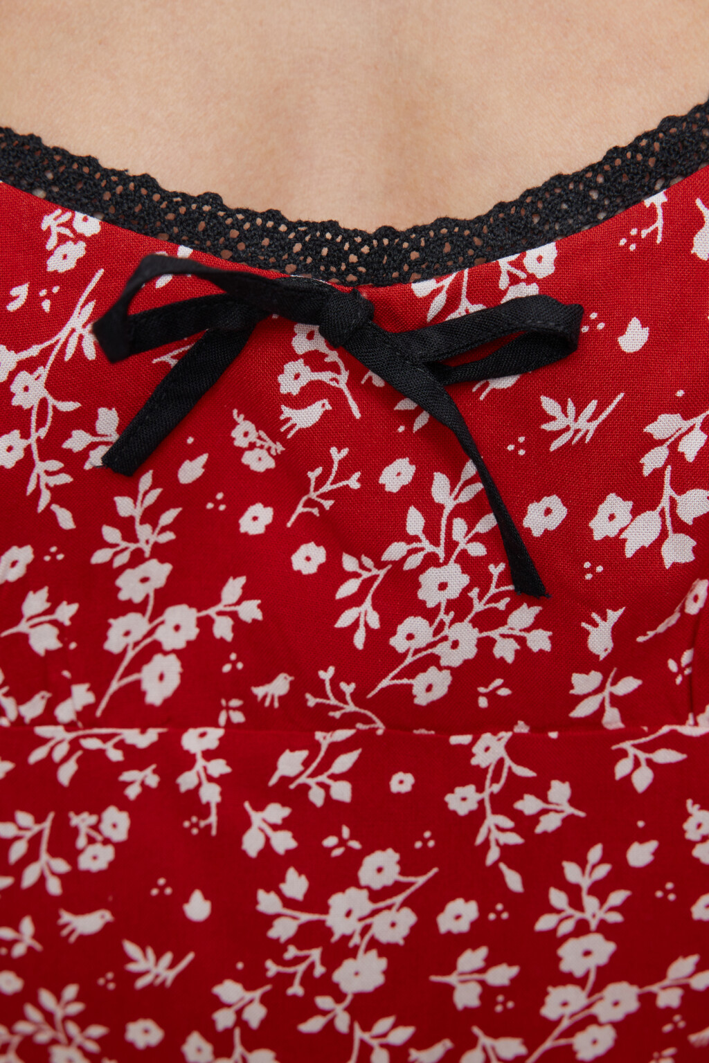Сарафан мини вискозный с кружевом и бантиком на груди - цвет красный - 6