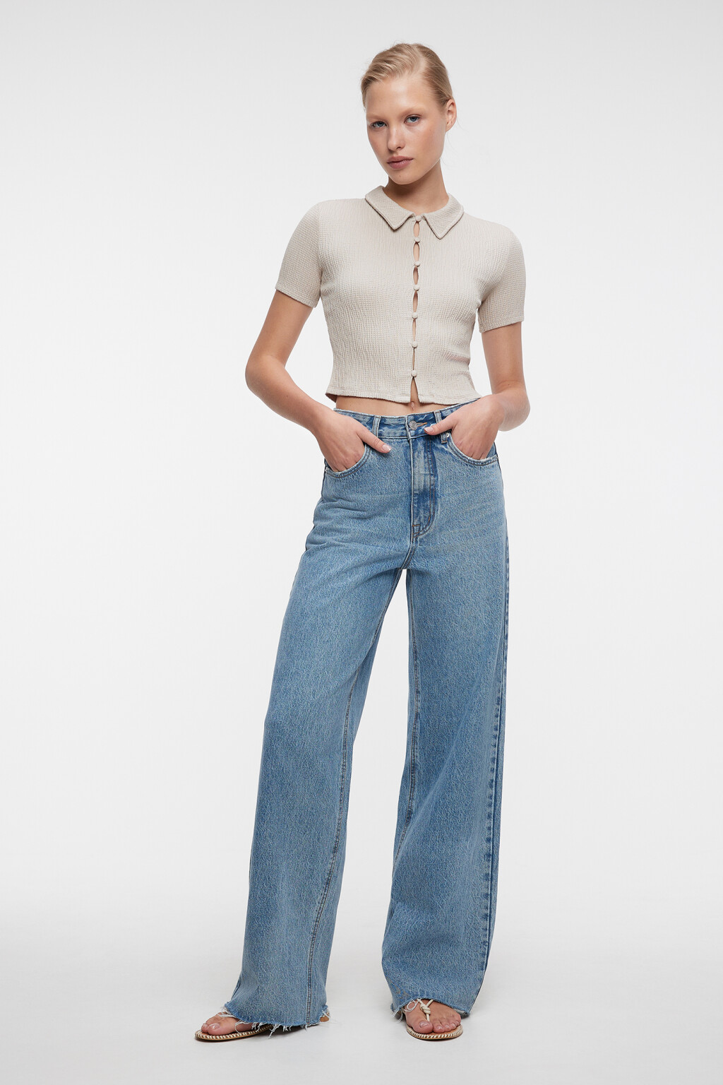 Топ-футболка вискозный облегающий на пуговицах - цвет бежевый - 4