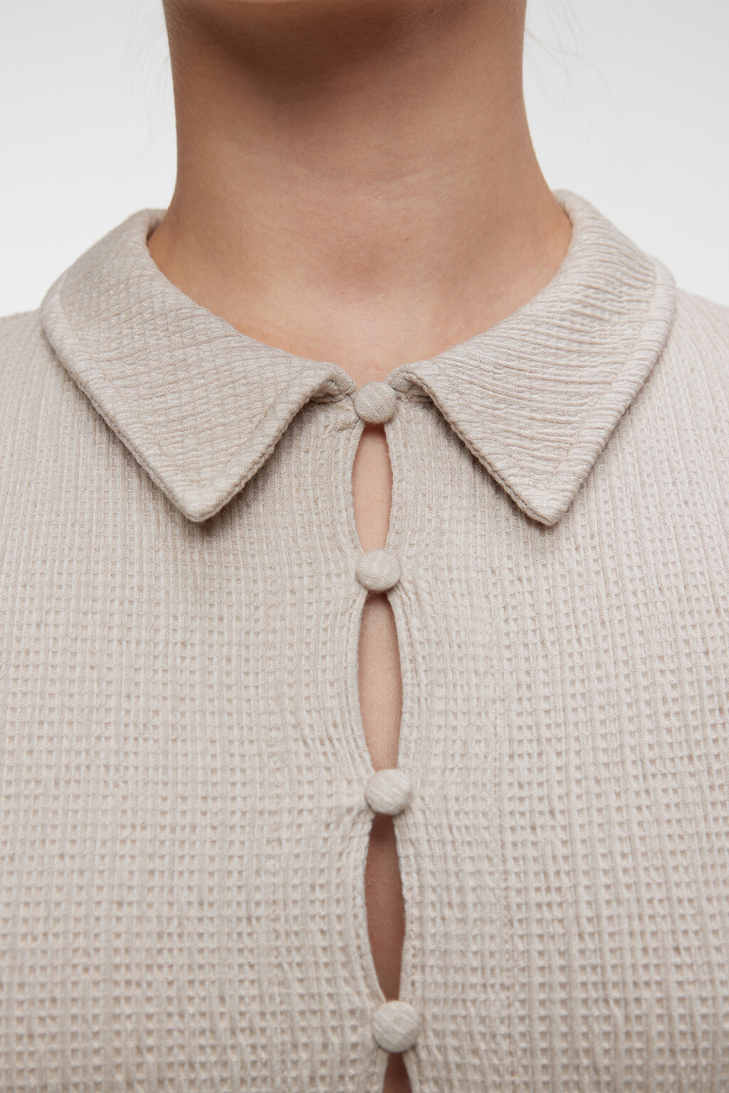 Топ-футболка вискозный облегающий на пуговицах - цвет бежевый - 5