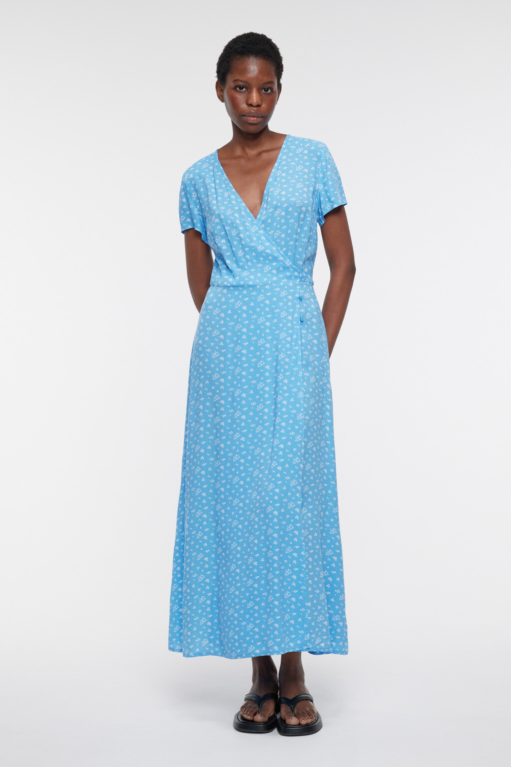 Платье миди вискозное на запах с поясом - цвет голубой - 4