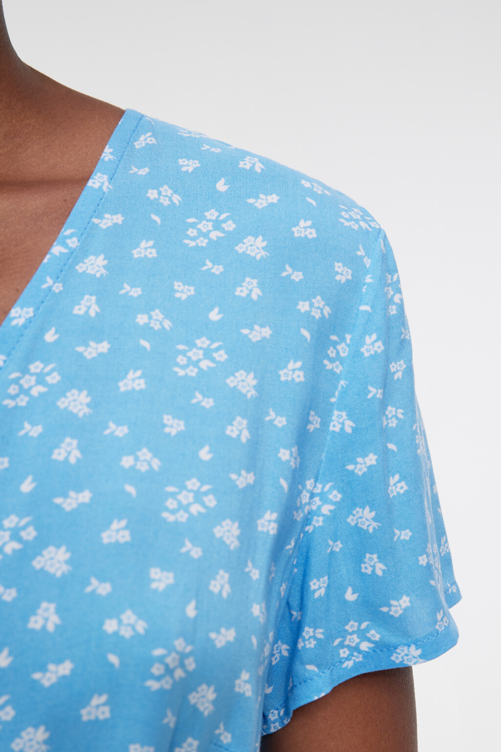 Платье миди вискозное на запах с поясом - цвет голубой - 5