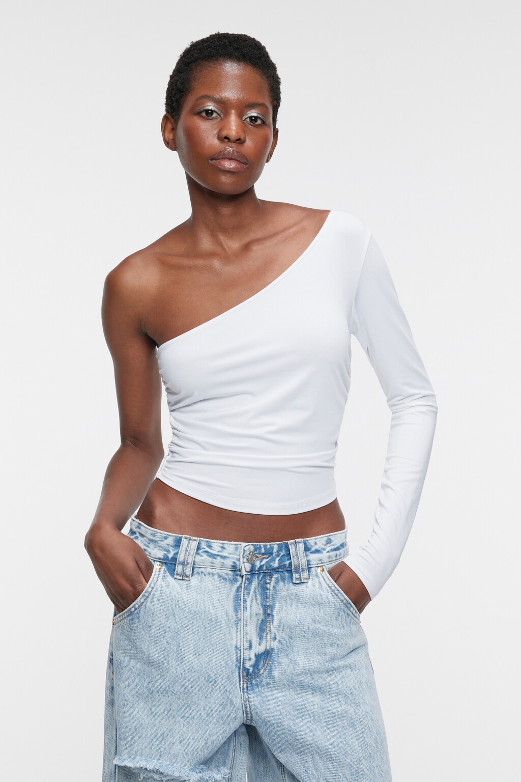 Блузка-топ укороченная облегающая на одно плечо - цвет белый - 1