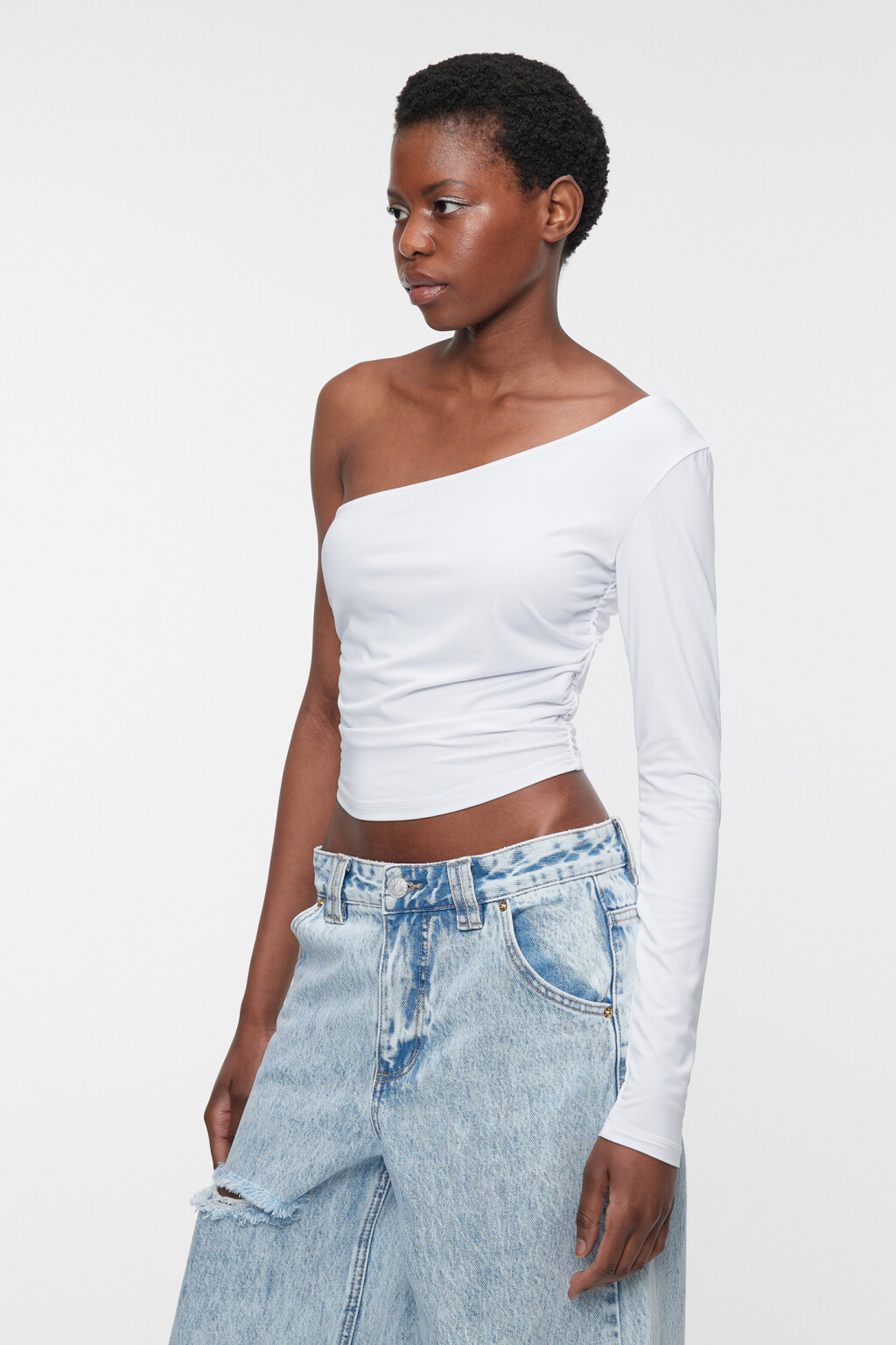 Блузка-топ укороченная облегающая на одно плечо - цвет белый - 2