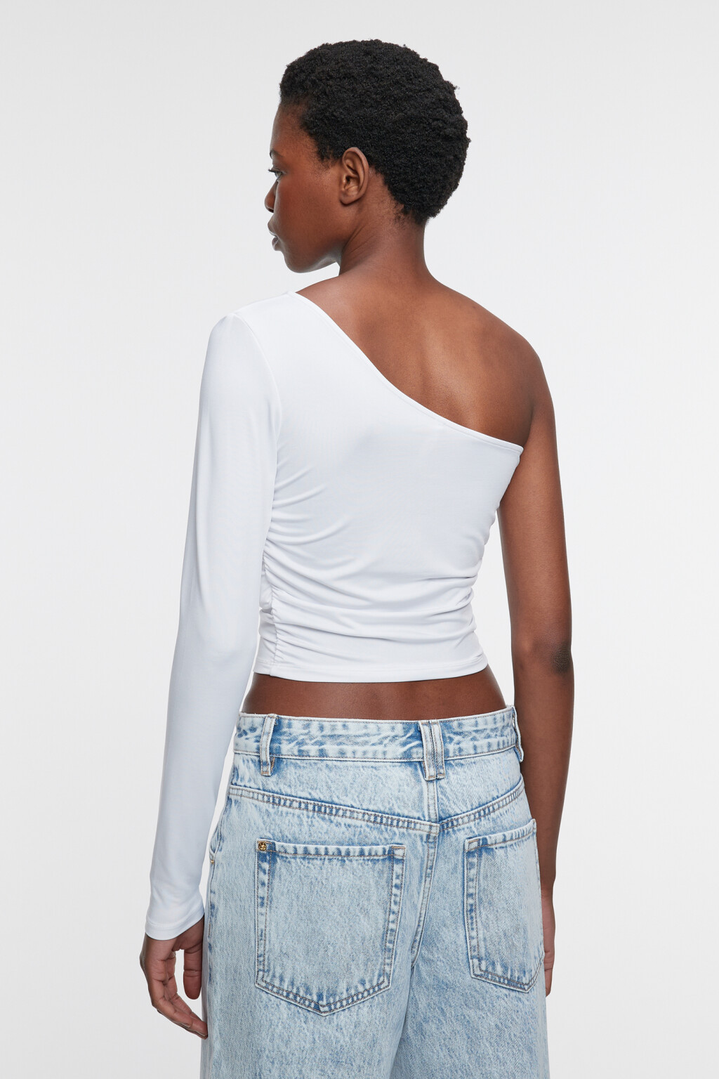 Блузка-топ укороченная облегающая на одно плечо - цвет белый - 3