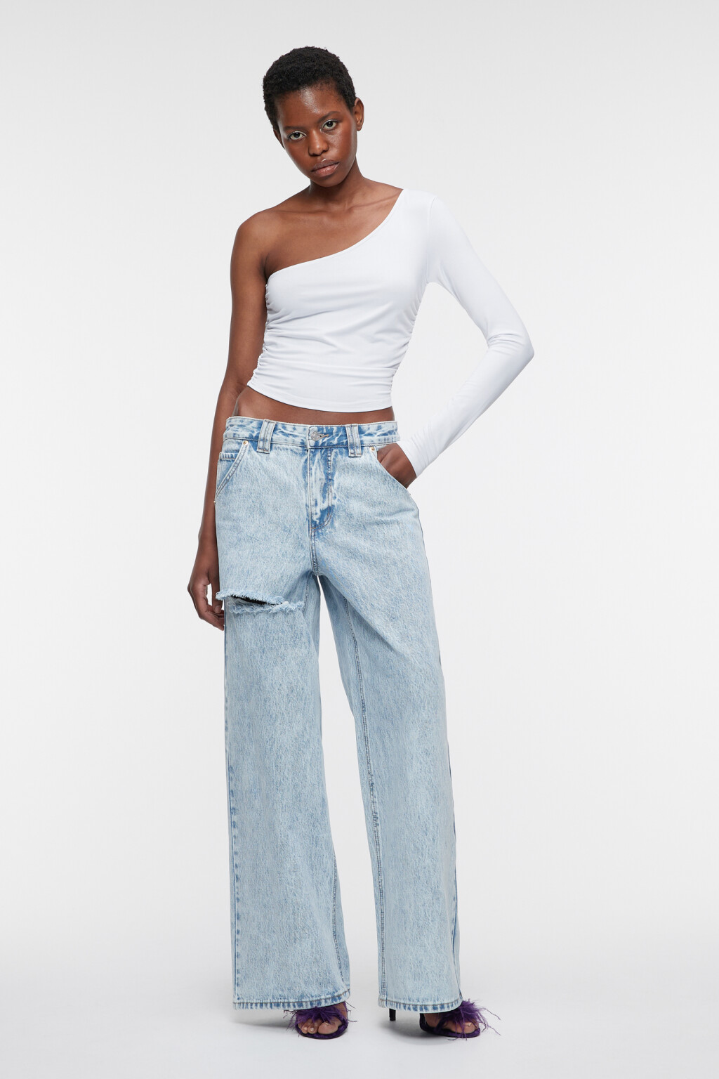 Блузка-топ укороченная облегающая на одно плечо - цвет белый - 4