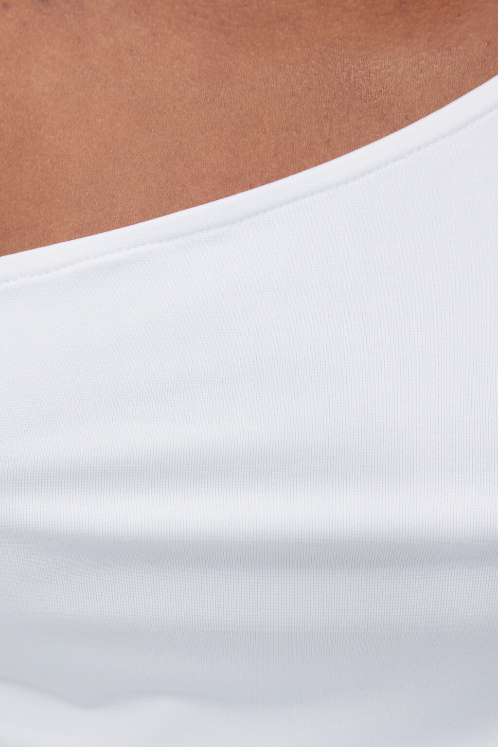 Блузка-топ укороченная облегающая на одно плечо - цвет белый - 5