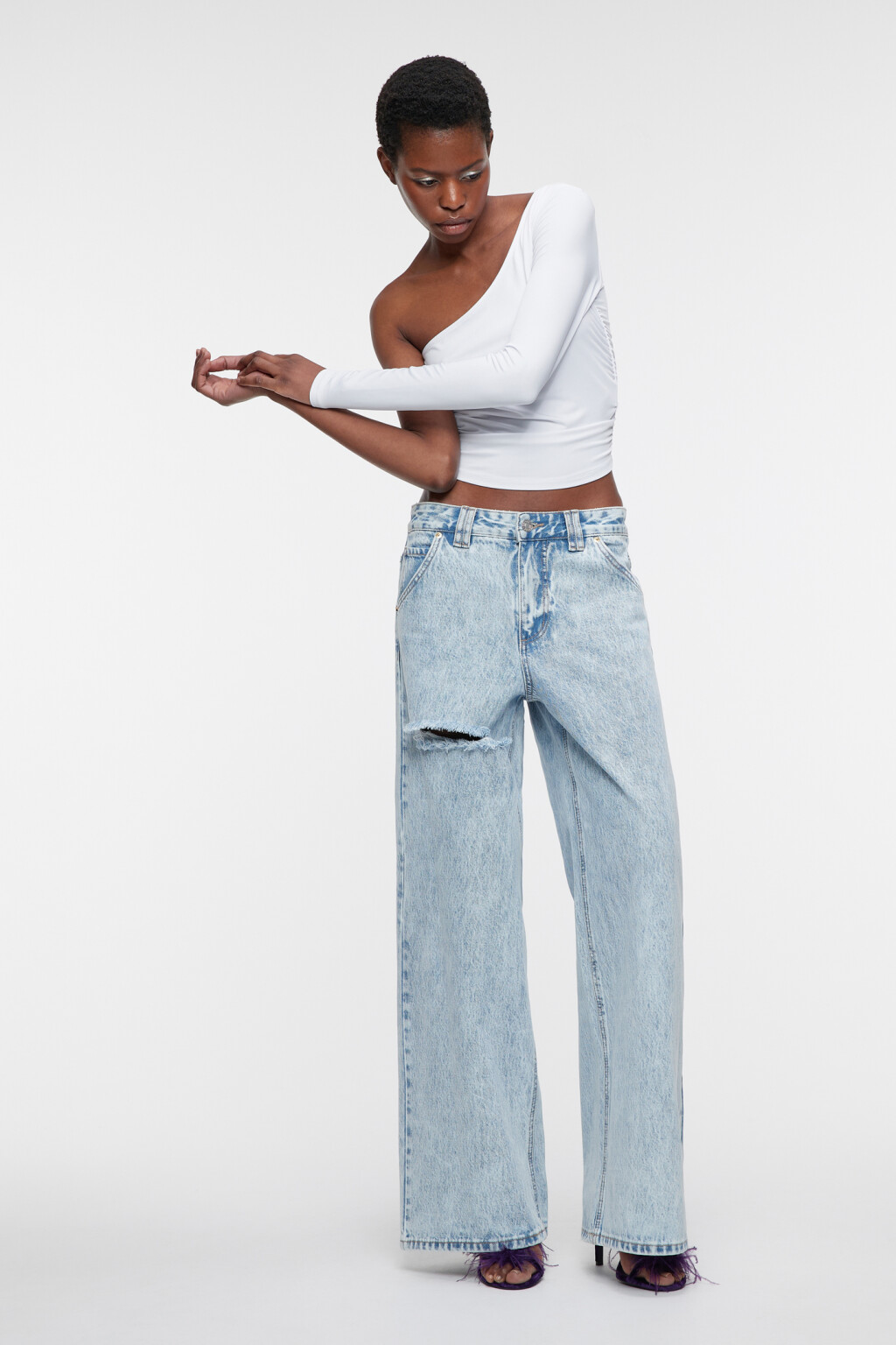 Блузка-топ укороченная облегающая на одно плечо - цвет белый - 7