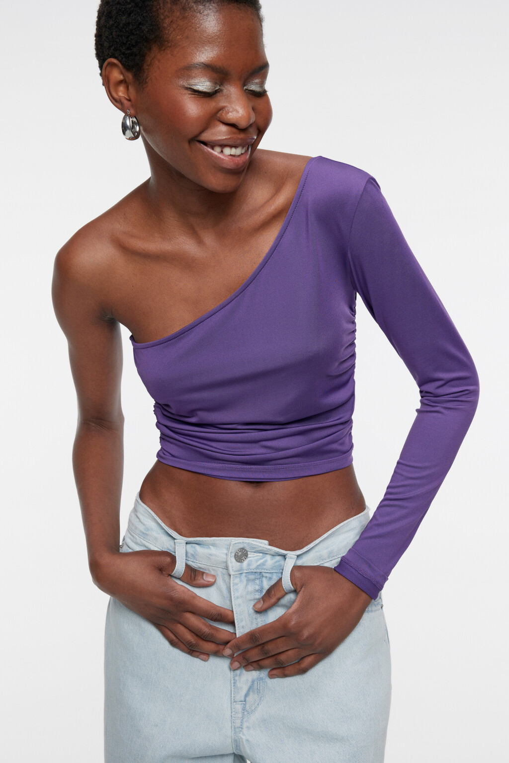 Блузка-топ укороченная облегающая на одно плечо - цвет фиолетовый - 7