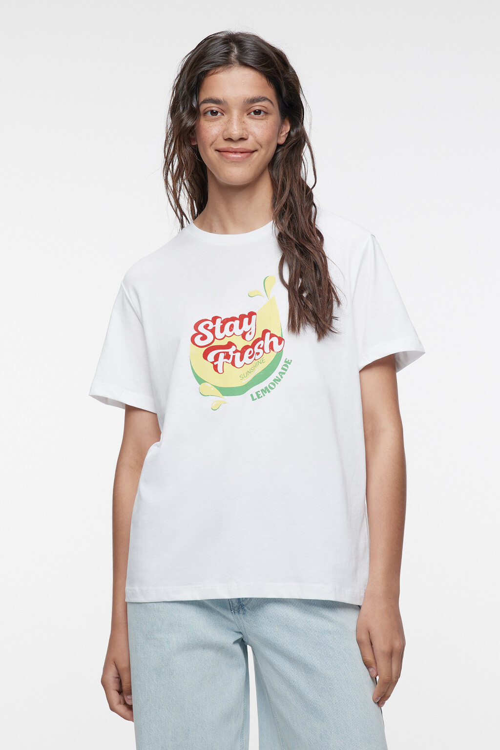 Футболка свободная хлопковая с принтом и надписями - цвет белый - 2