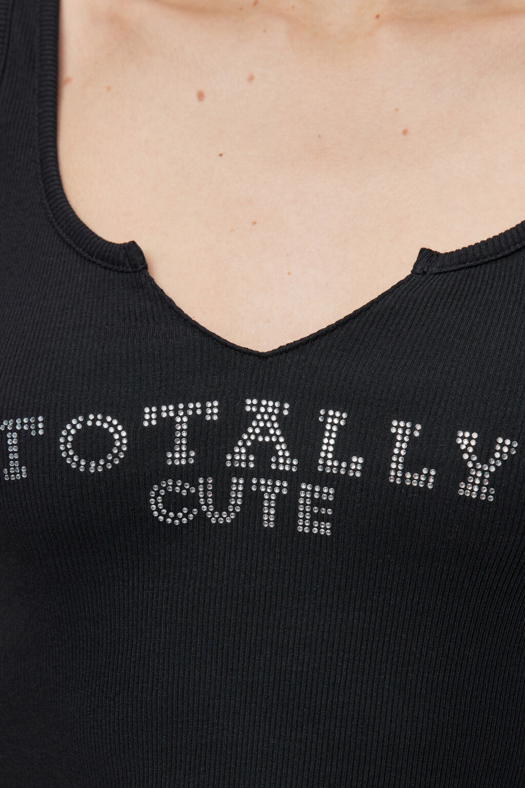 Топ-майка хлопковый с разрезом на груди и принтом - цвет черный - 5