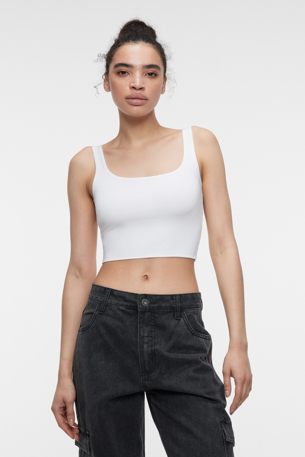 Майка-топ укороченная облегающая с подкладкой на груди - цвет белый - 1