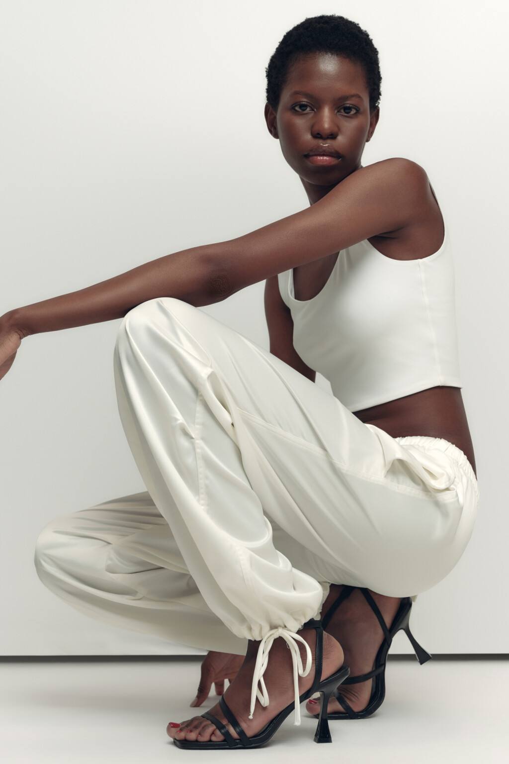 Майка-топ укороченная облегающая с подкладкой на груди - цвет белый - 6