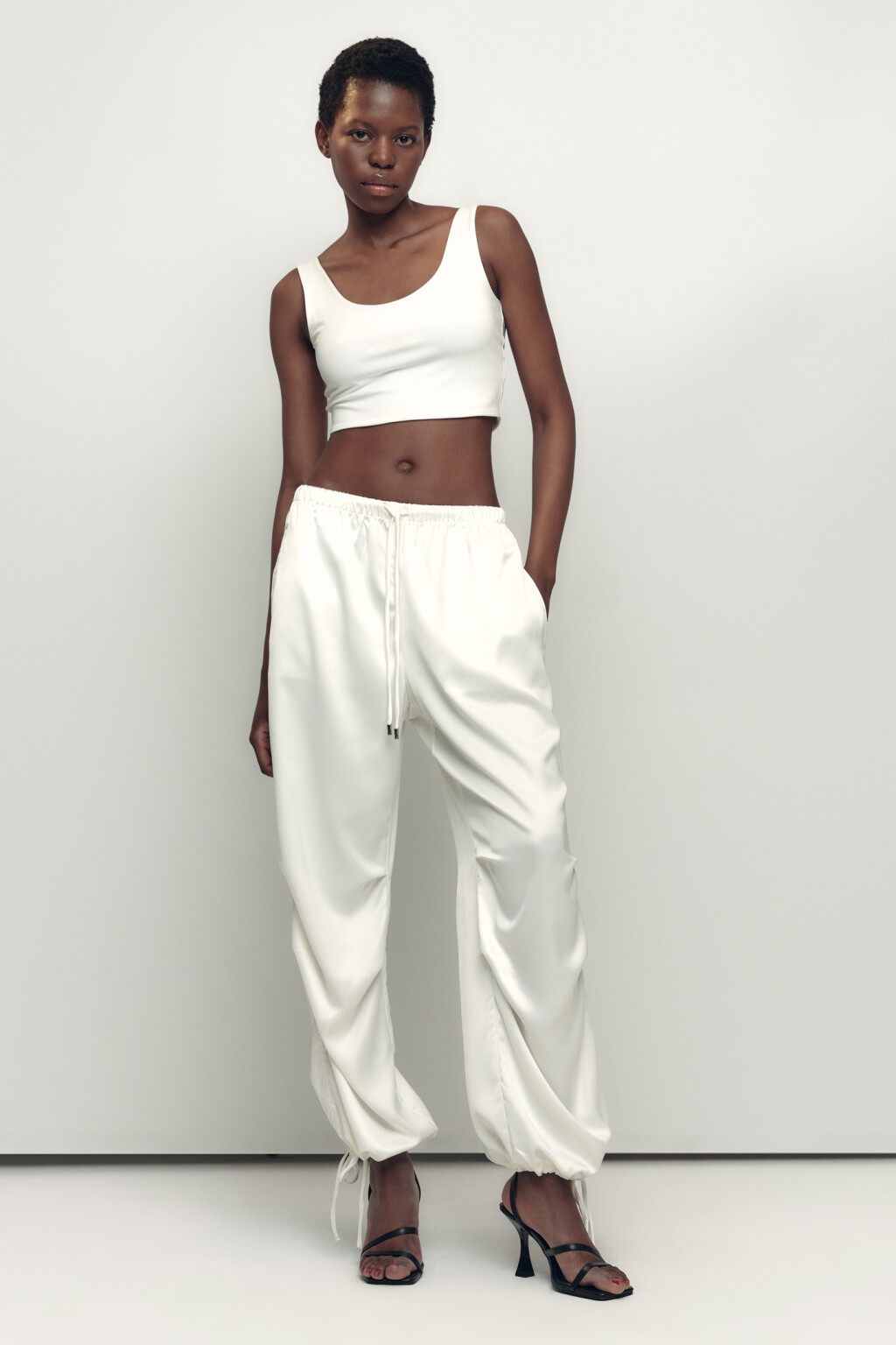 Майка-топ укороченная облегающая с подкладкой на груди - цвет белый - 7