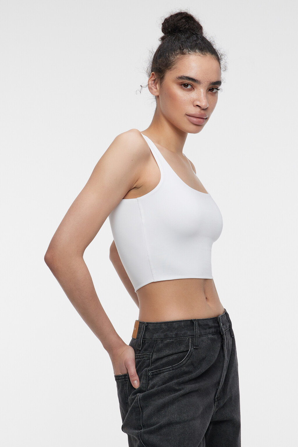 Майка-топ укороченная облегающая с подкладкой на груди - цвет белый - 2