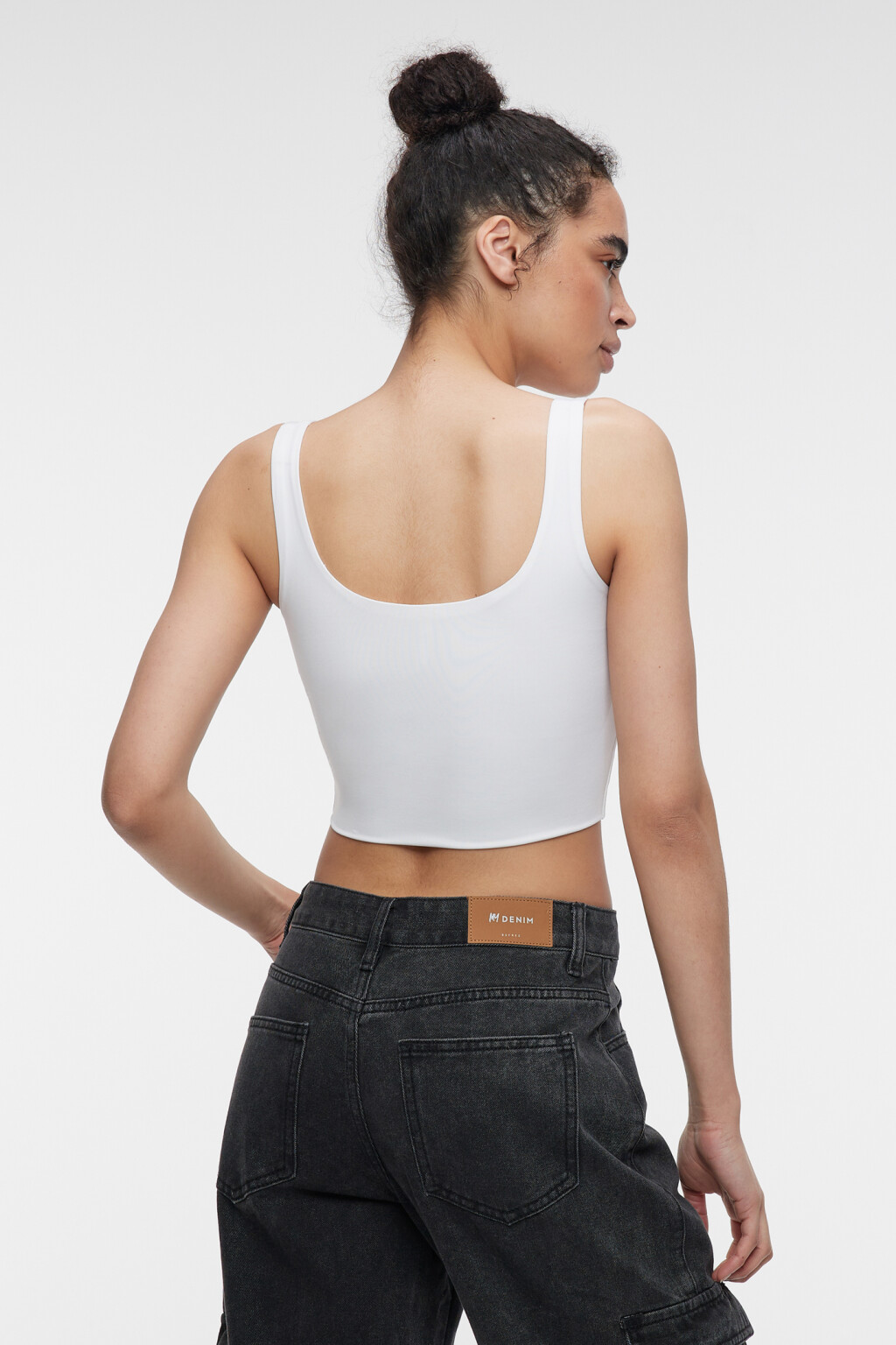 Майка-топ укороченная облегающая с подкладкой на груди - цвет белый - 3