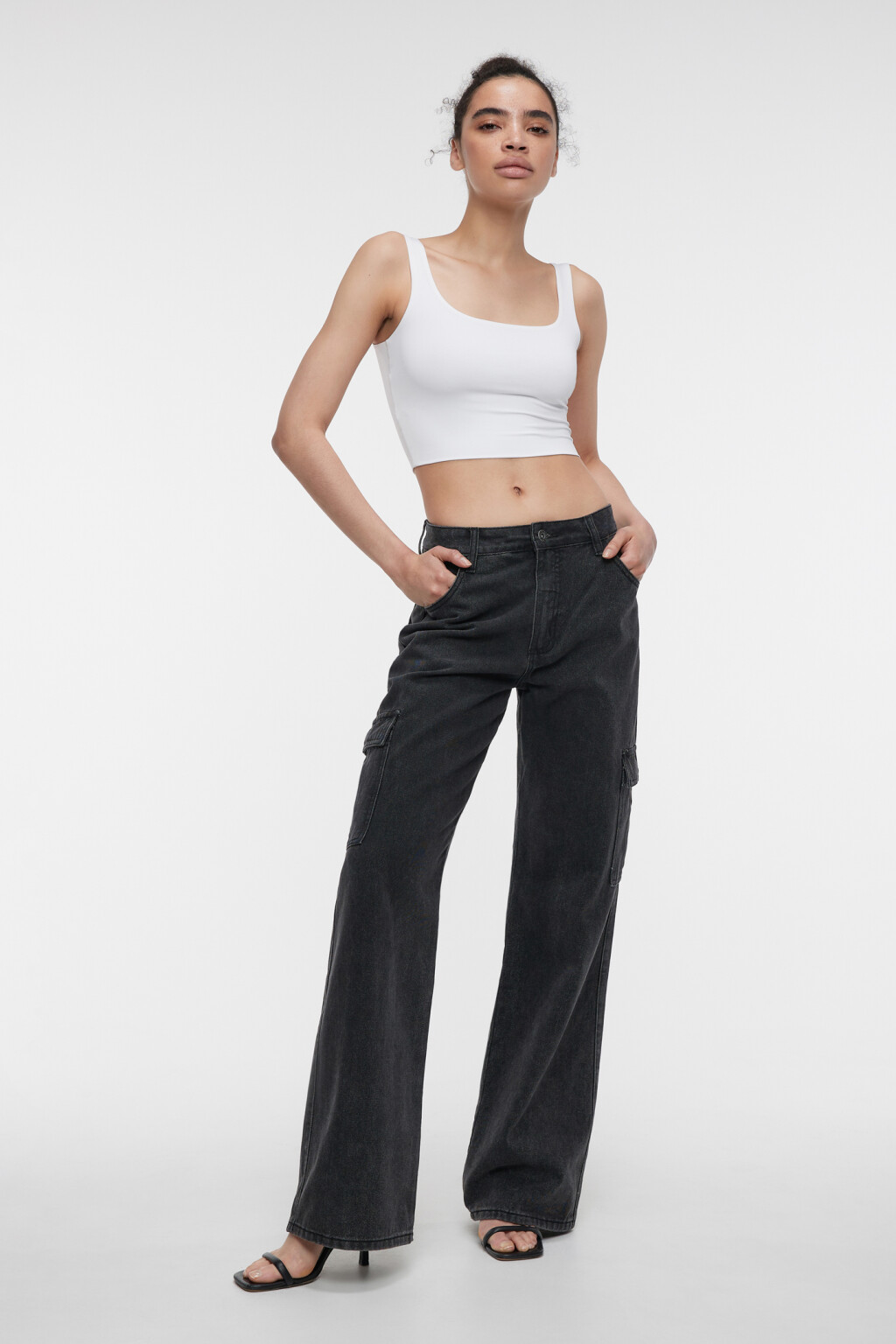 Майка-топ укороченная облегающая с подкладкой на груди - цвет белый - 4