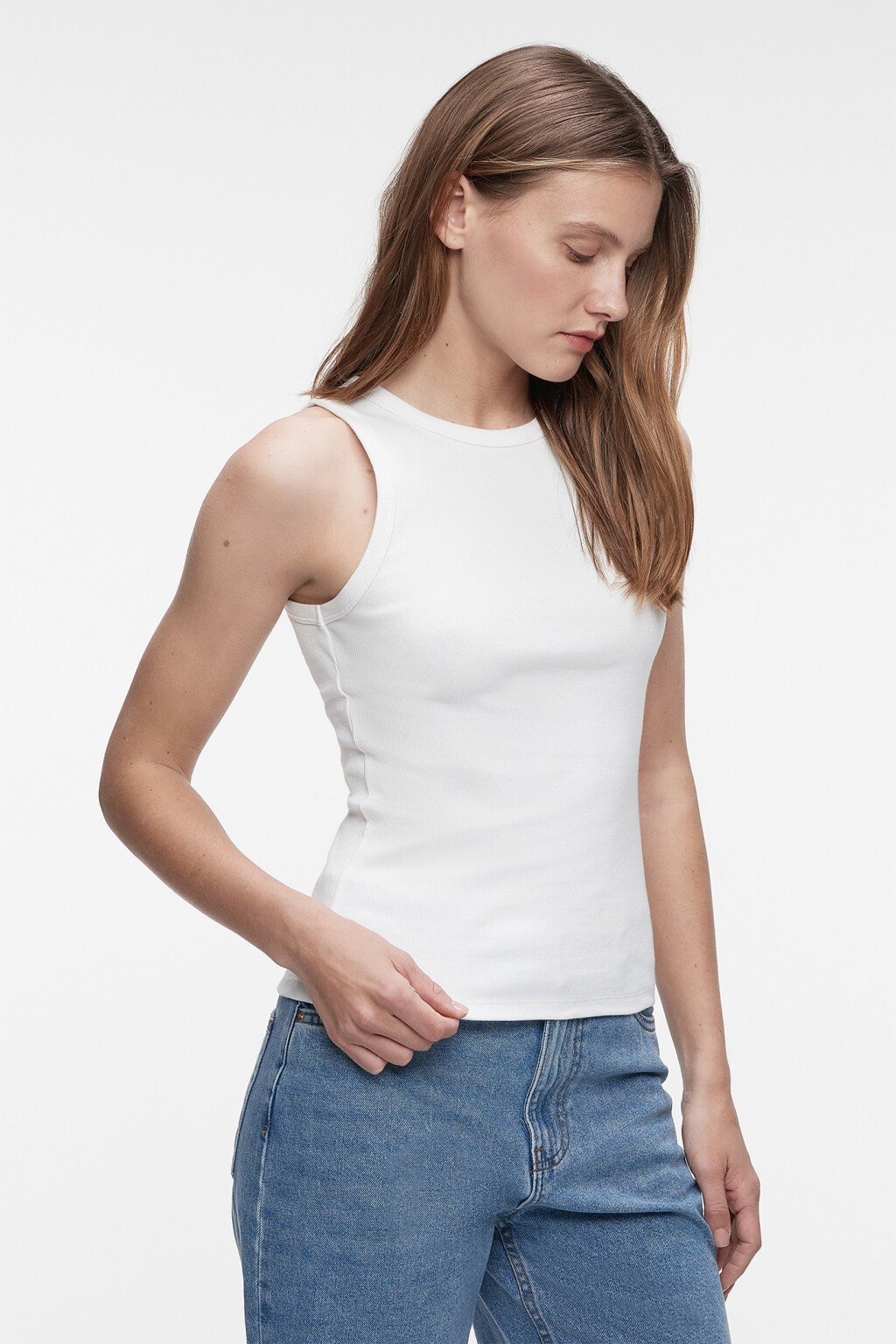 Майка хлопковая базовая в рубчик на широких бретелях - цвет белый - 2