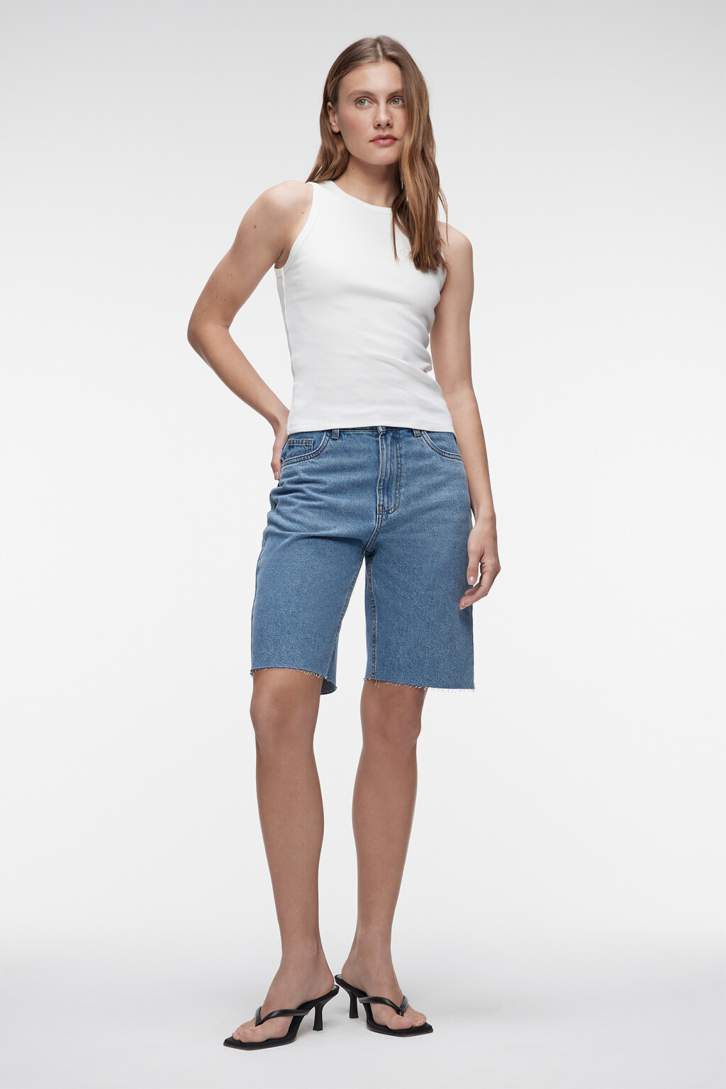 Майка хлопковая базовая в рубчик на широких бретелях - цвет белый - 4