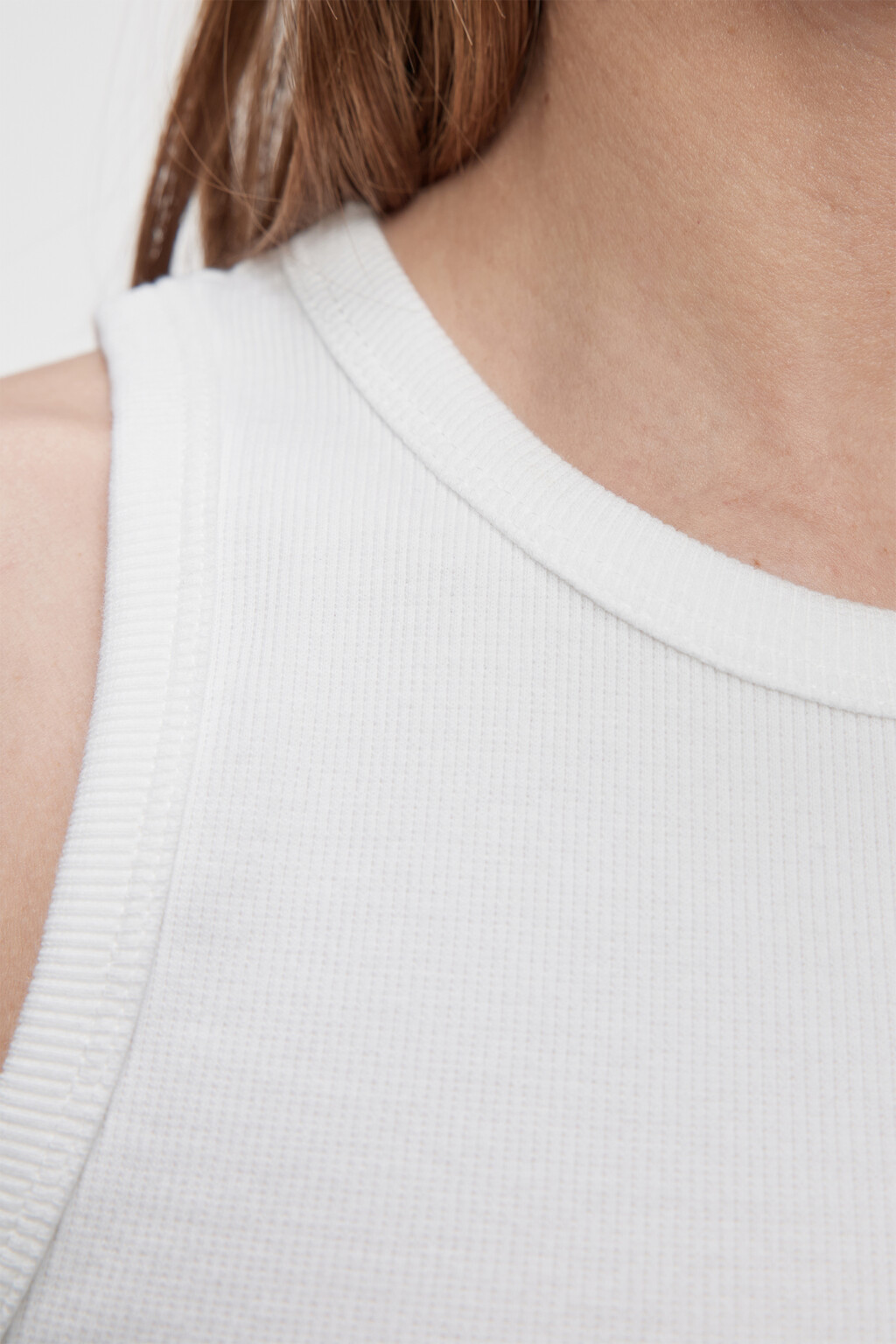 Майка хлопковая базовая в рубчик на широких бретелях - цвет белый - 5