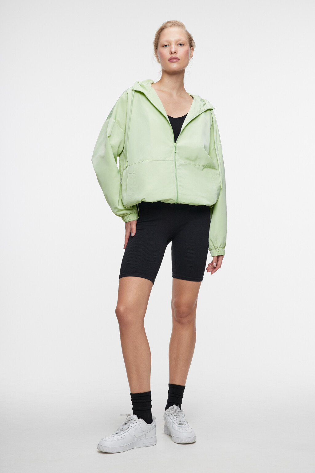 Куртка-ветровка oversize с капюшоном и утяжками - цвет зеленый - 4