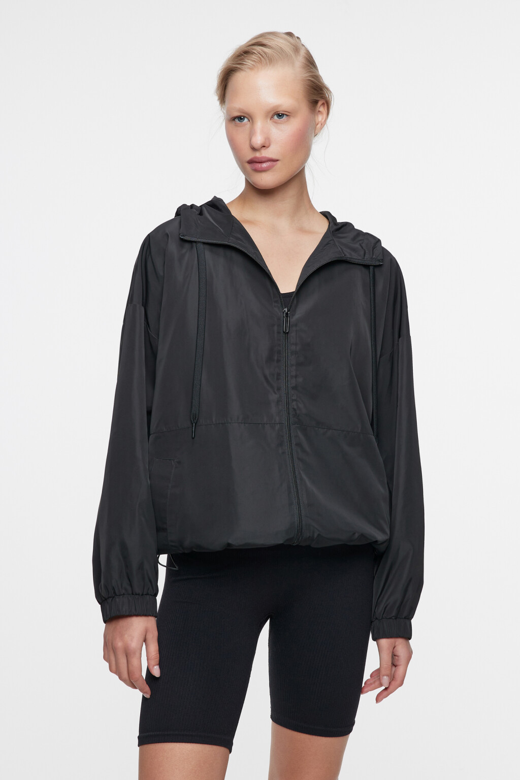 Куртка-ветровка oversize с капюшоном и утяжками - цвет черный - 2