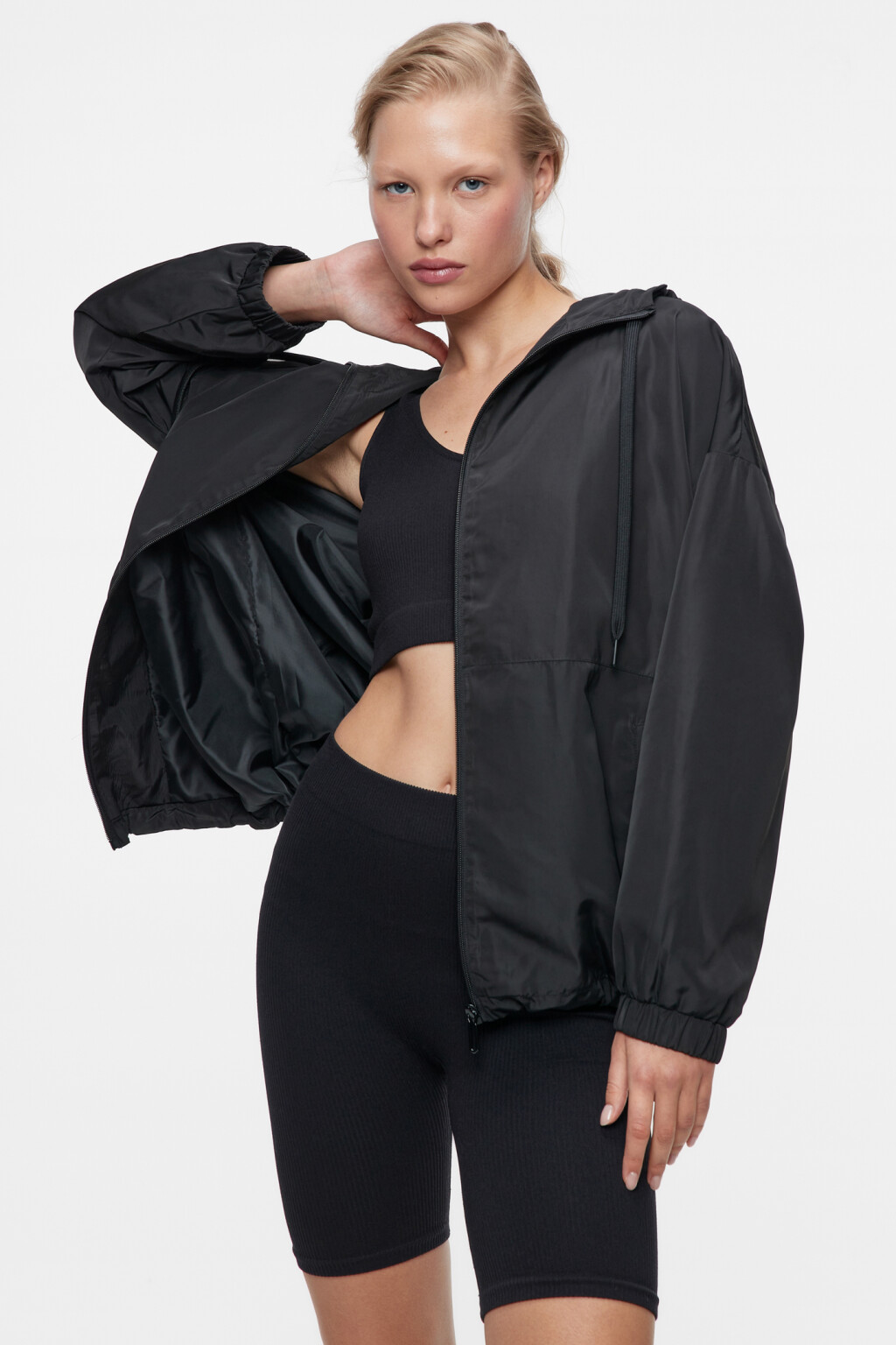 Куртка-ветровка oversize с капюшоном и утяжками - цвет черный - 8