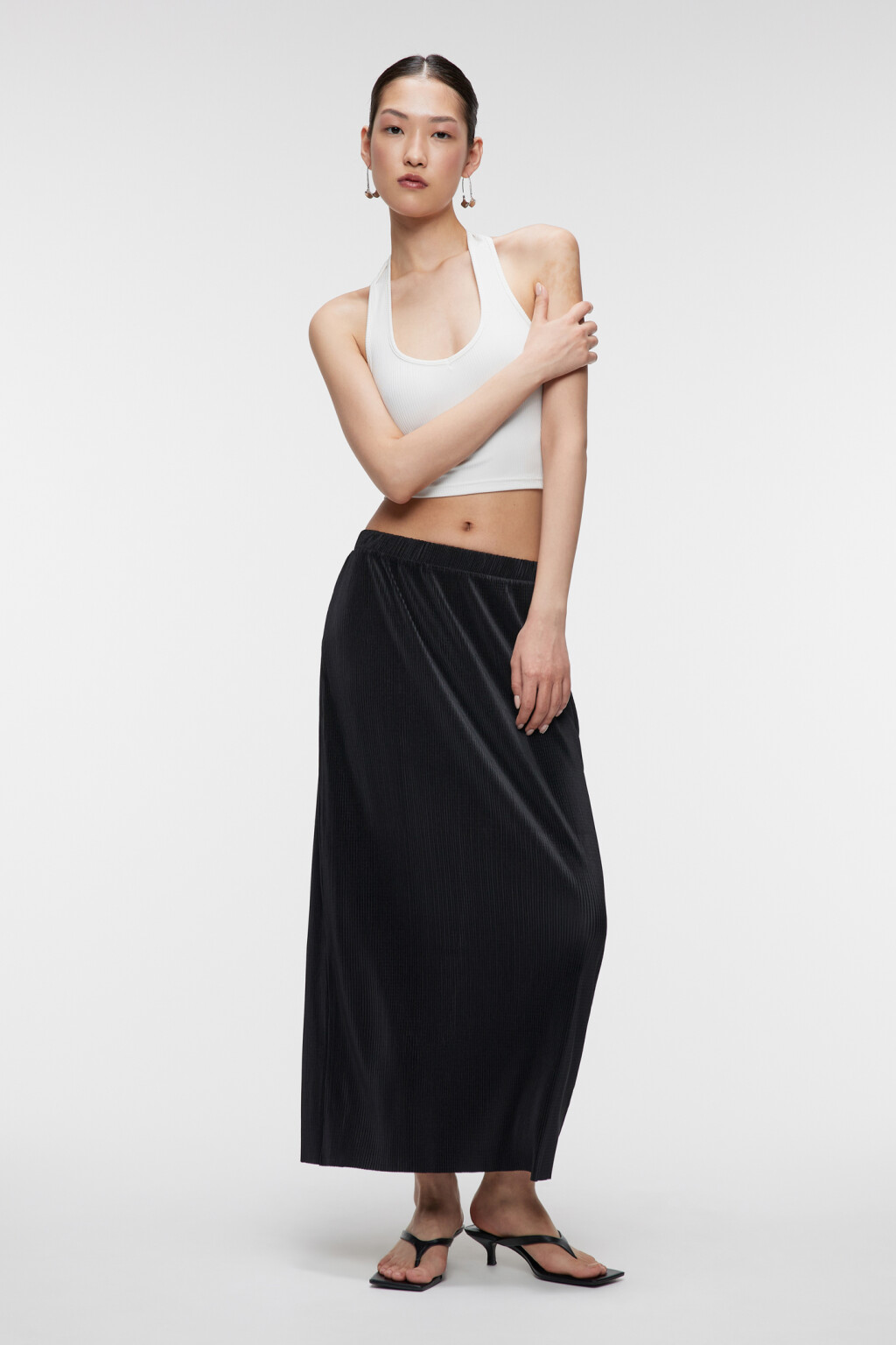 Юбка-чулок макси прямая с плиссированной фактурой - цвет черный - 4
