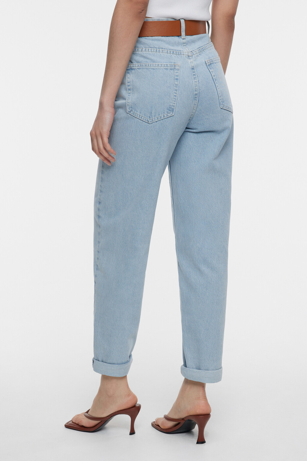 Джинсы-бананы широкие с подворотами и ремнем из искусственной кожи - цвет голубой - 3