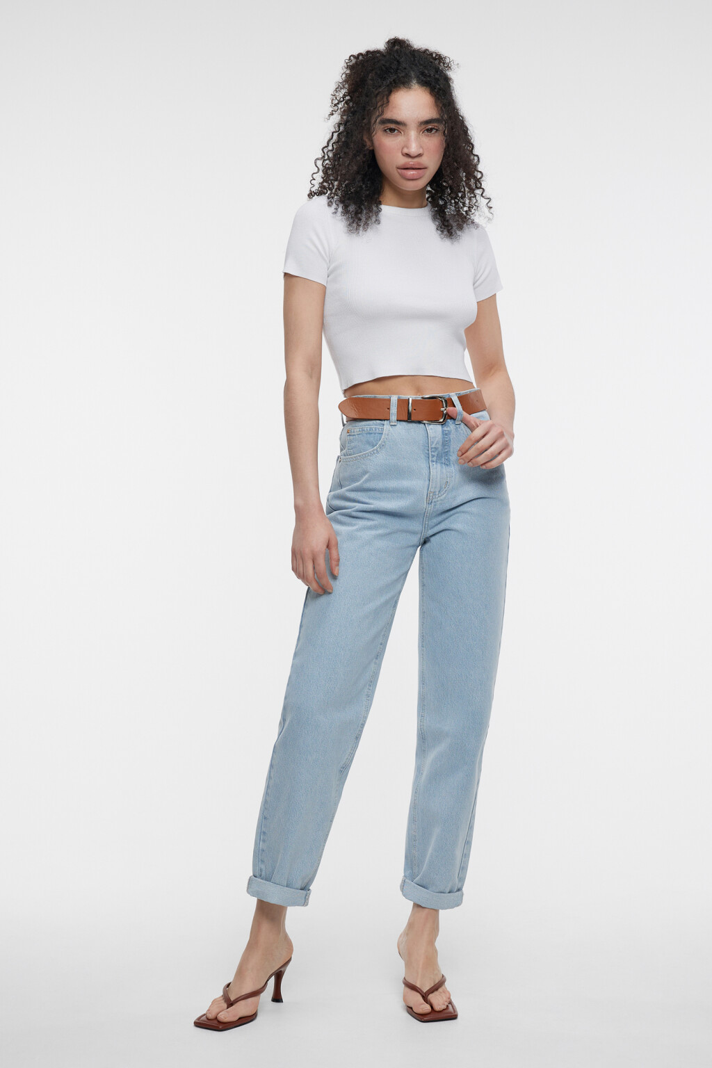 Джинсы-бананы широкие с подворотами и ремнем из искусственной кожи - цвет голубой - 4