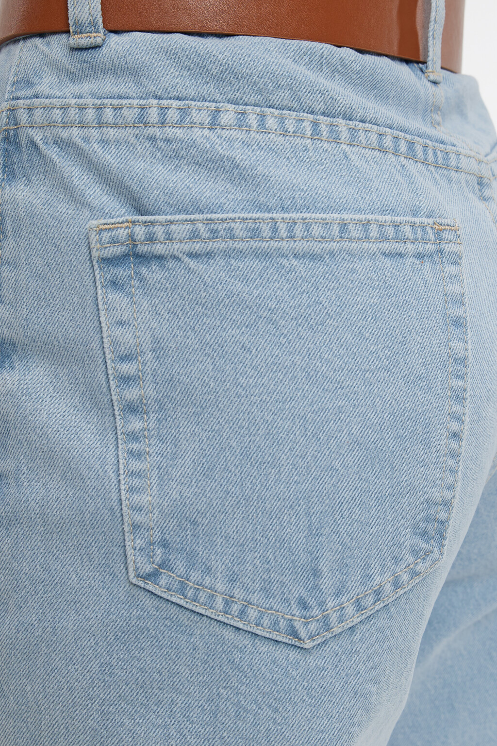 Джинсы-бананы широкие с подворотами и ремнем из искусственной кожи - цвет голубой - 6