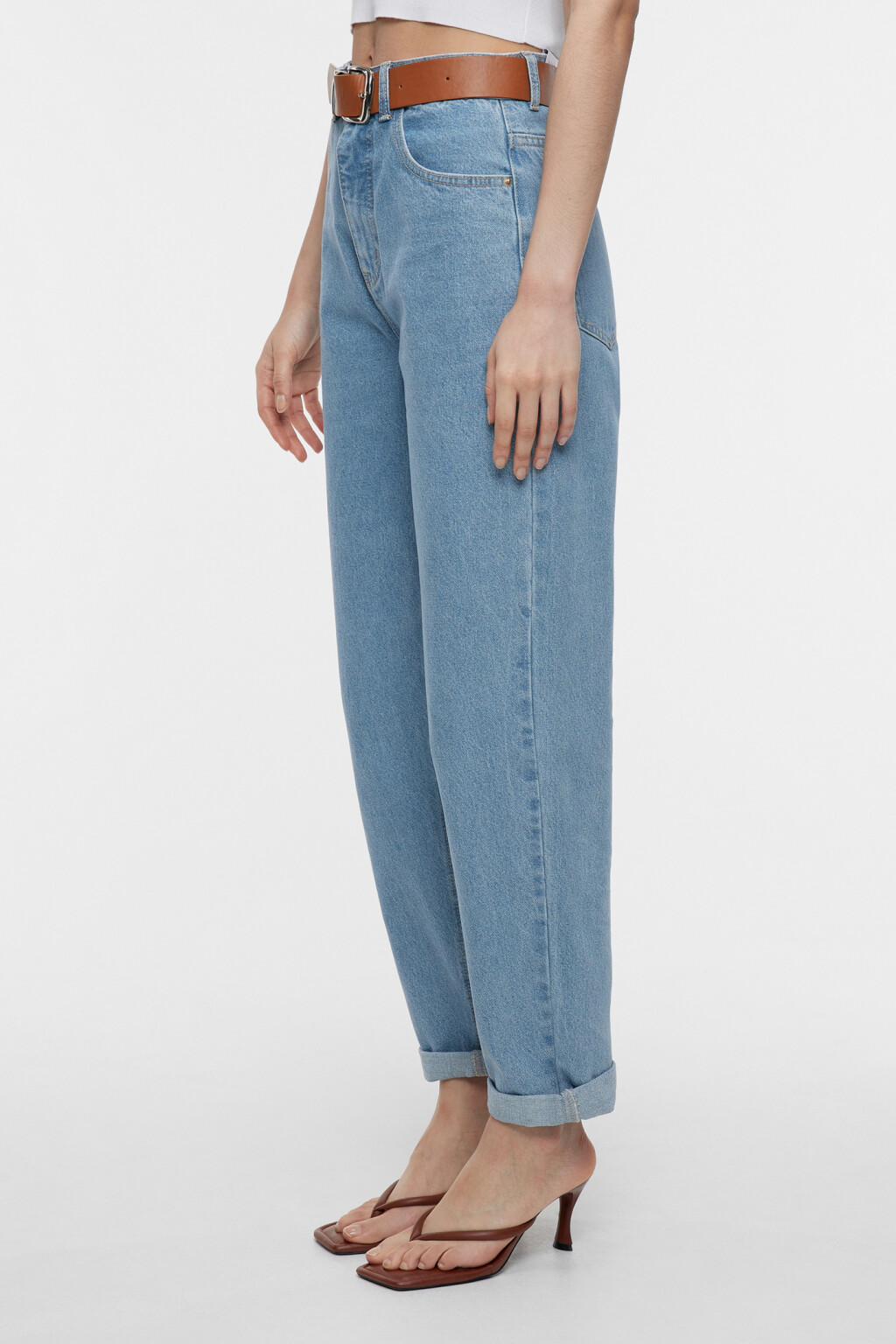 Джинсы-бананы широкие с подворотами и ремнем из искусственной кожи - цвет голубой - 2