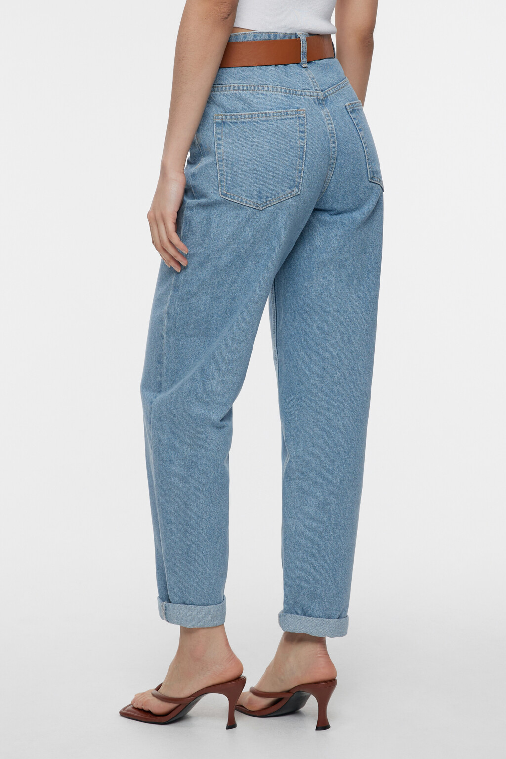 Джинсы-бананы широкие с подворотами и ремнем из искусственной кожи - цвет голубой - 3