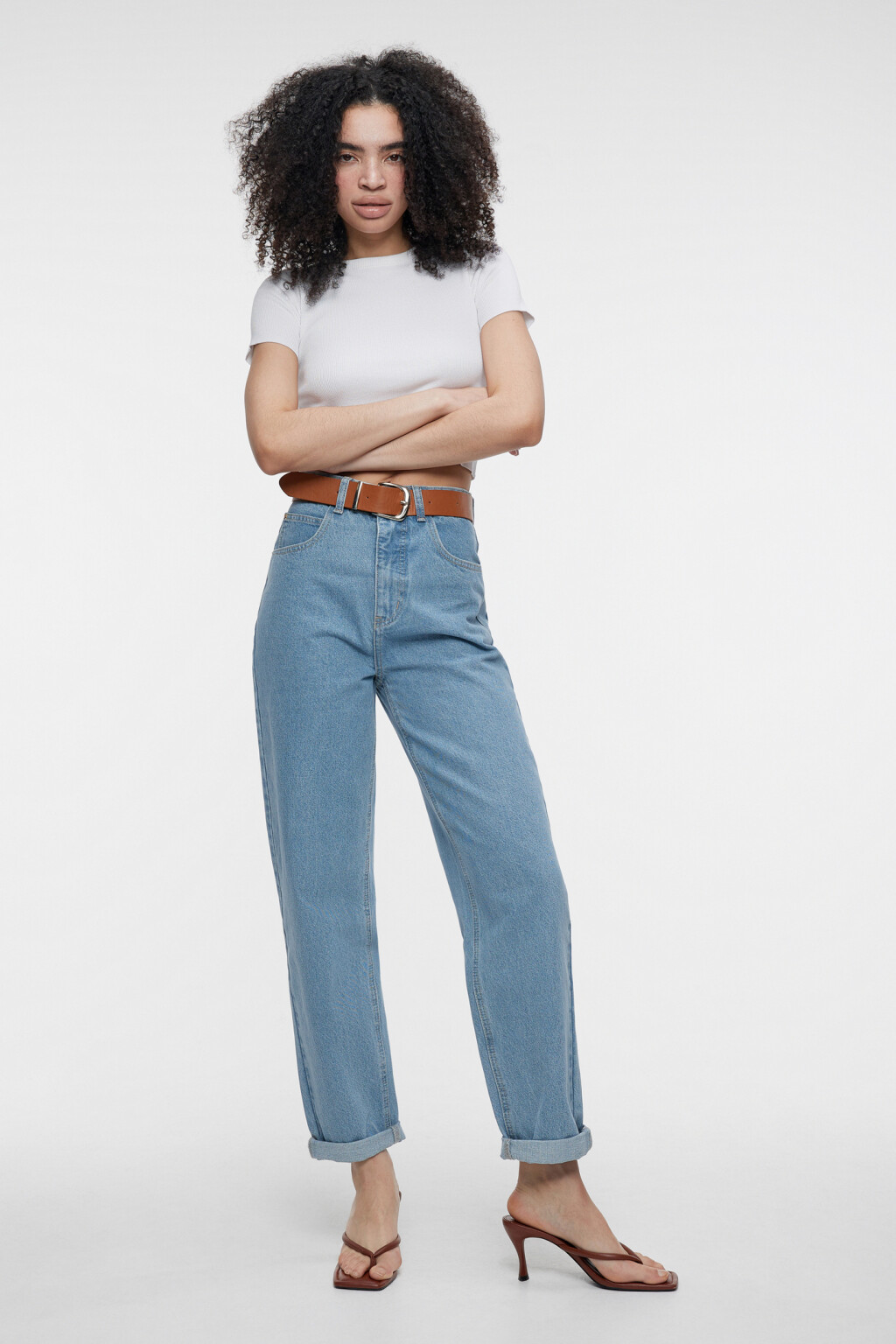 Джинсы-бананы широкие с подворотами и ремнем из искусственной кожи - цвет голубой - 4