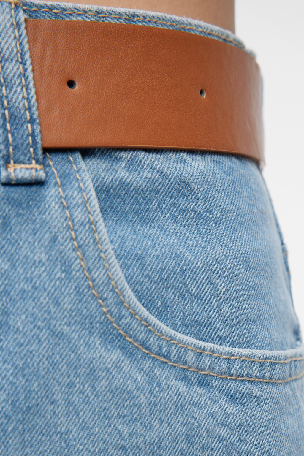 Джинсы-бананы широкие с подворотами и ремнем из искусственной кожи - цвет голубой - 5