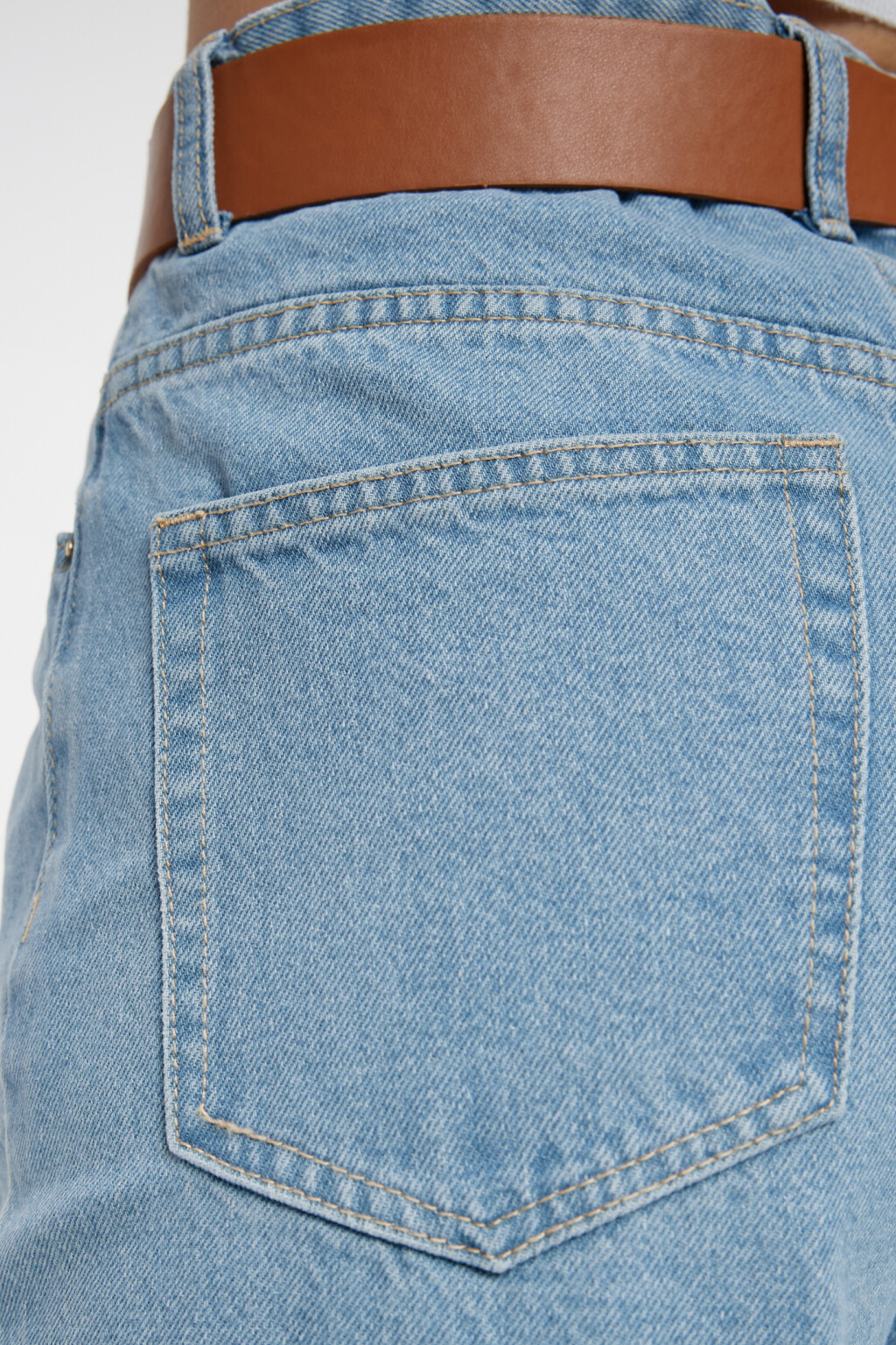 Джинсы-бананы широкие с подворотами и ремнем из искусственной кожи - цвет голубой - 6