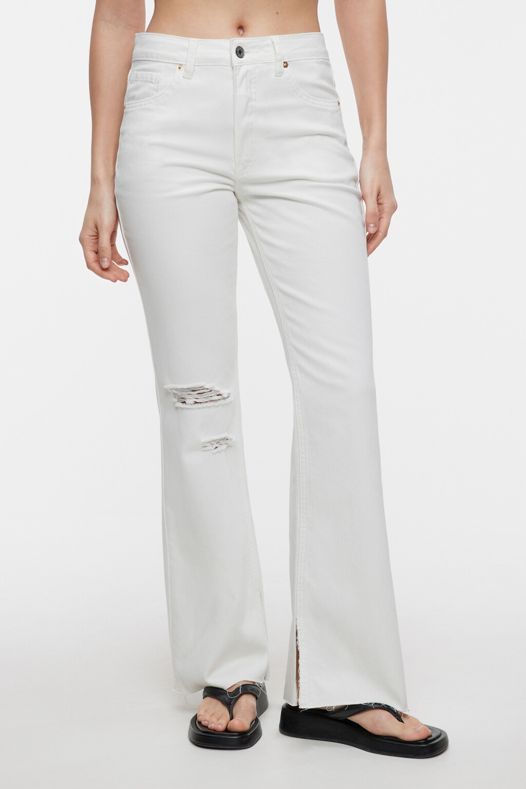 Джинсы flare с открытыми срезами и рваным коленом - цвет белый - 1