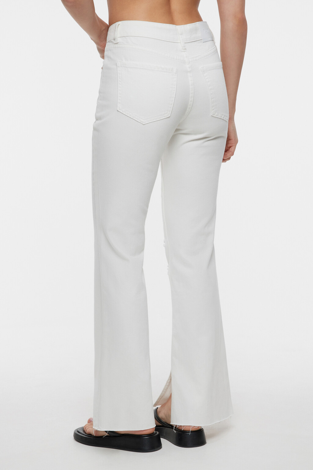 Джинсы flare с открытыми срезами и рваным коленом - цвет белый - 3