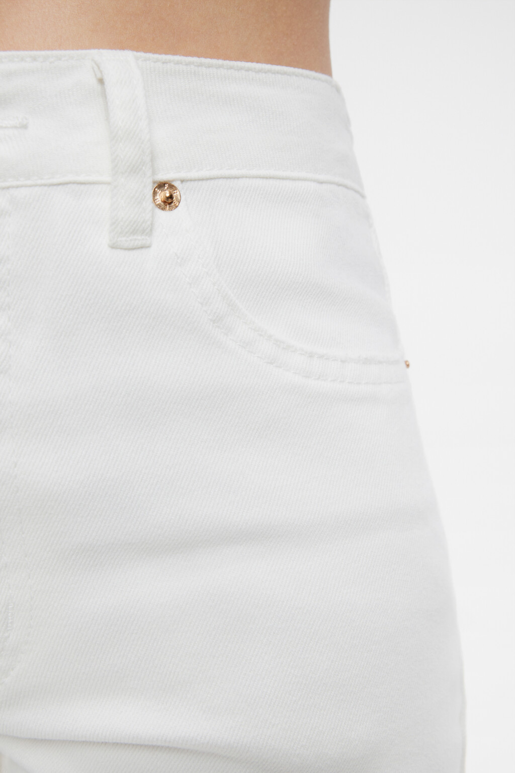 Джинсы flare с открытыми срезами и рваным коленом - цвет белый - 5