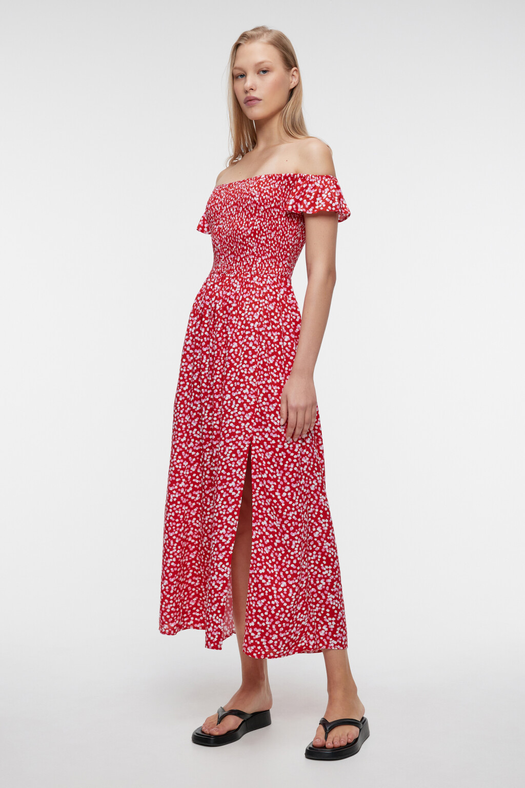 Платье миди вискозное с открытыми плечами и разрезом - цвет красный - 2