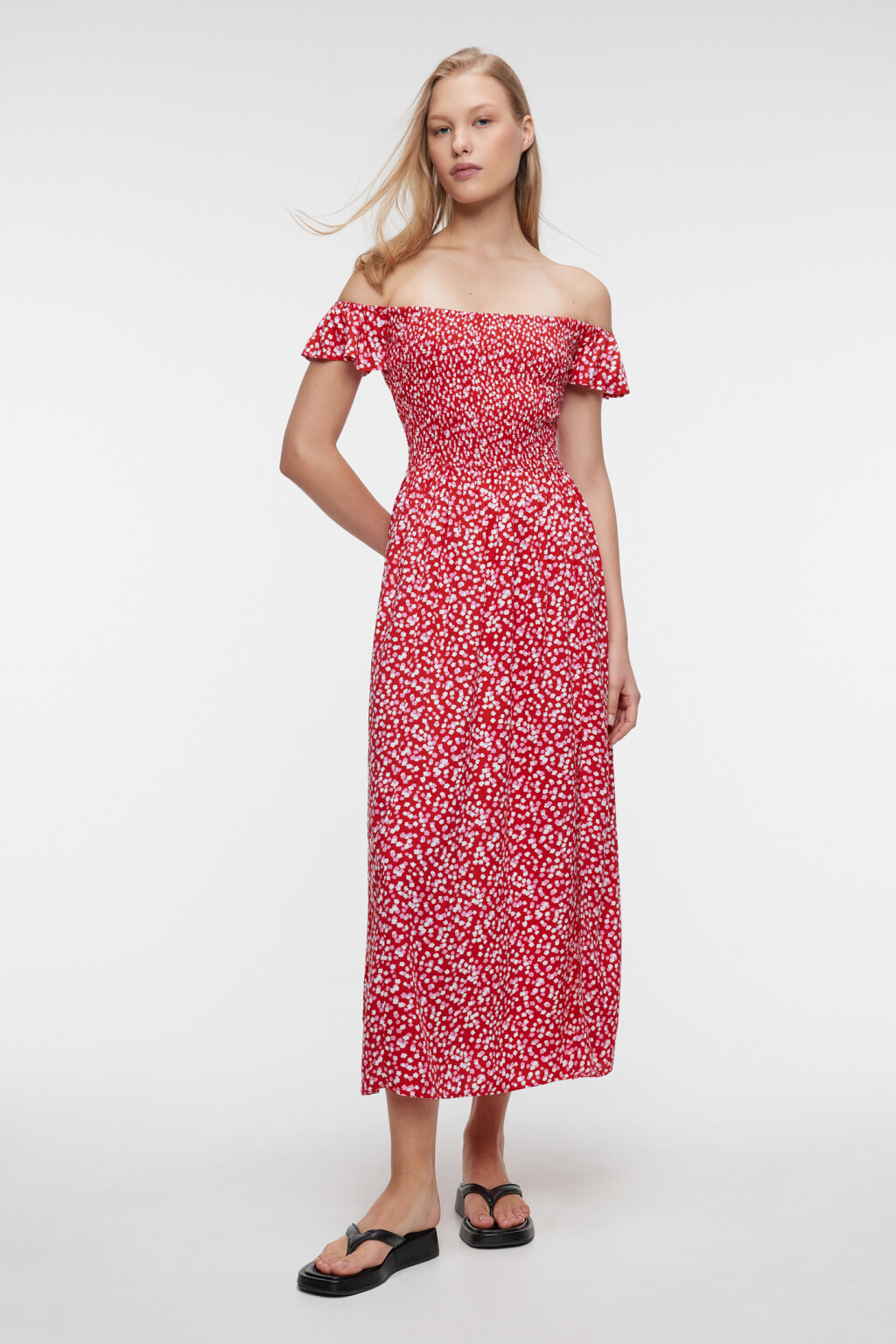 Платье миди вискозное с открытыми плечами и разрезом - цвет красный - 4
