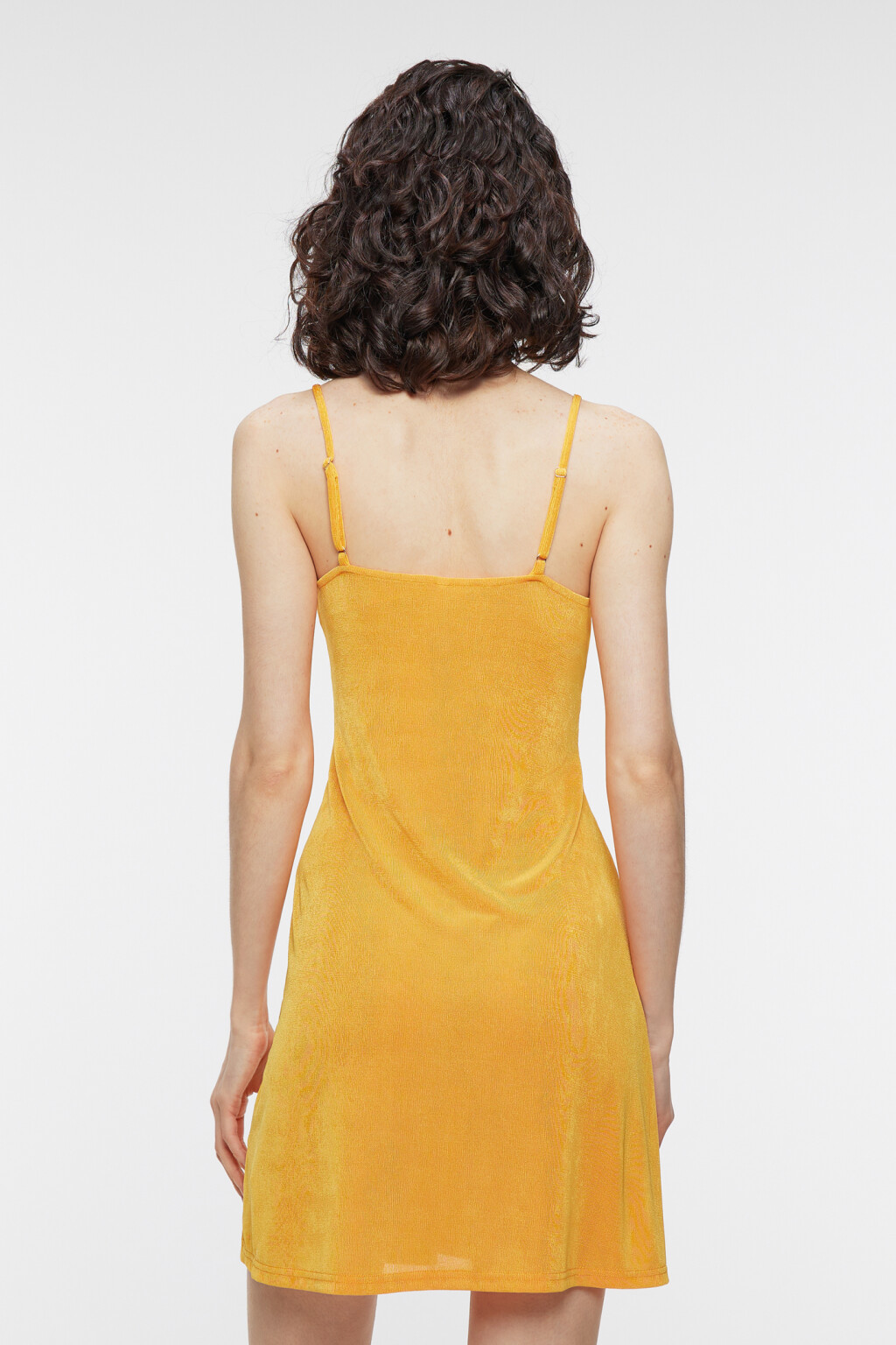 Платье-сарафан мини приталенное с V-вырезом на груди - цвет оранжевый - 3