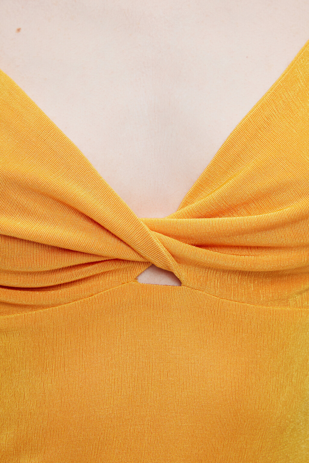 Платье-сарафан мини приталенное с V-вырезом на груди - цвет оранжевый - 5